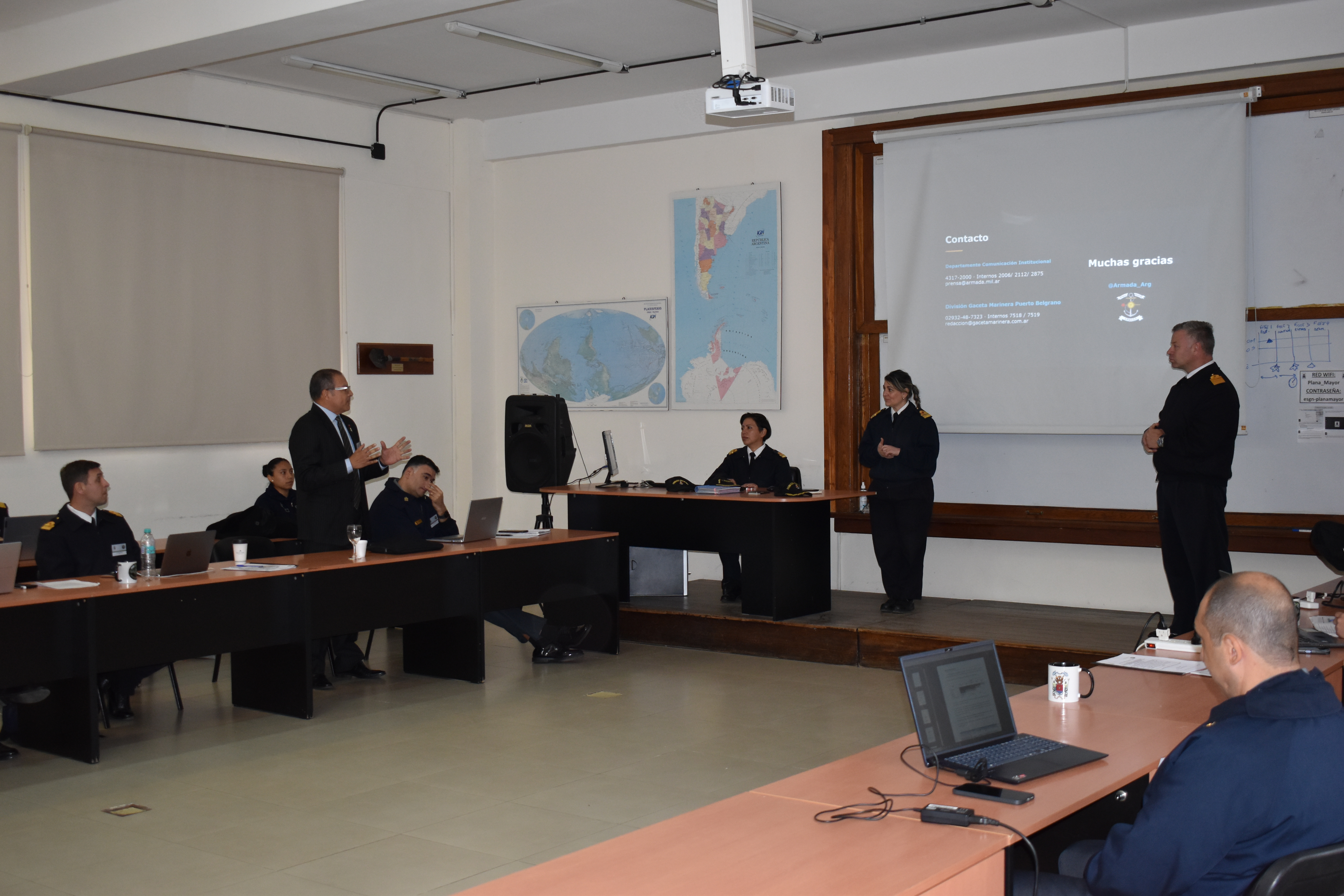Participantes durante una exposición del ejercicio