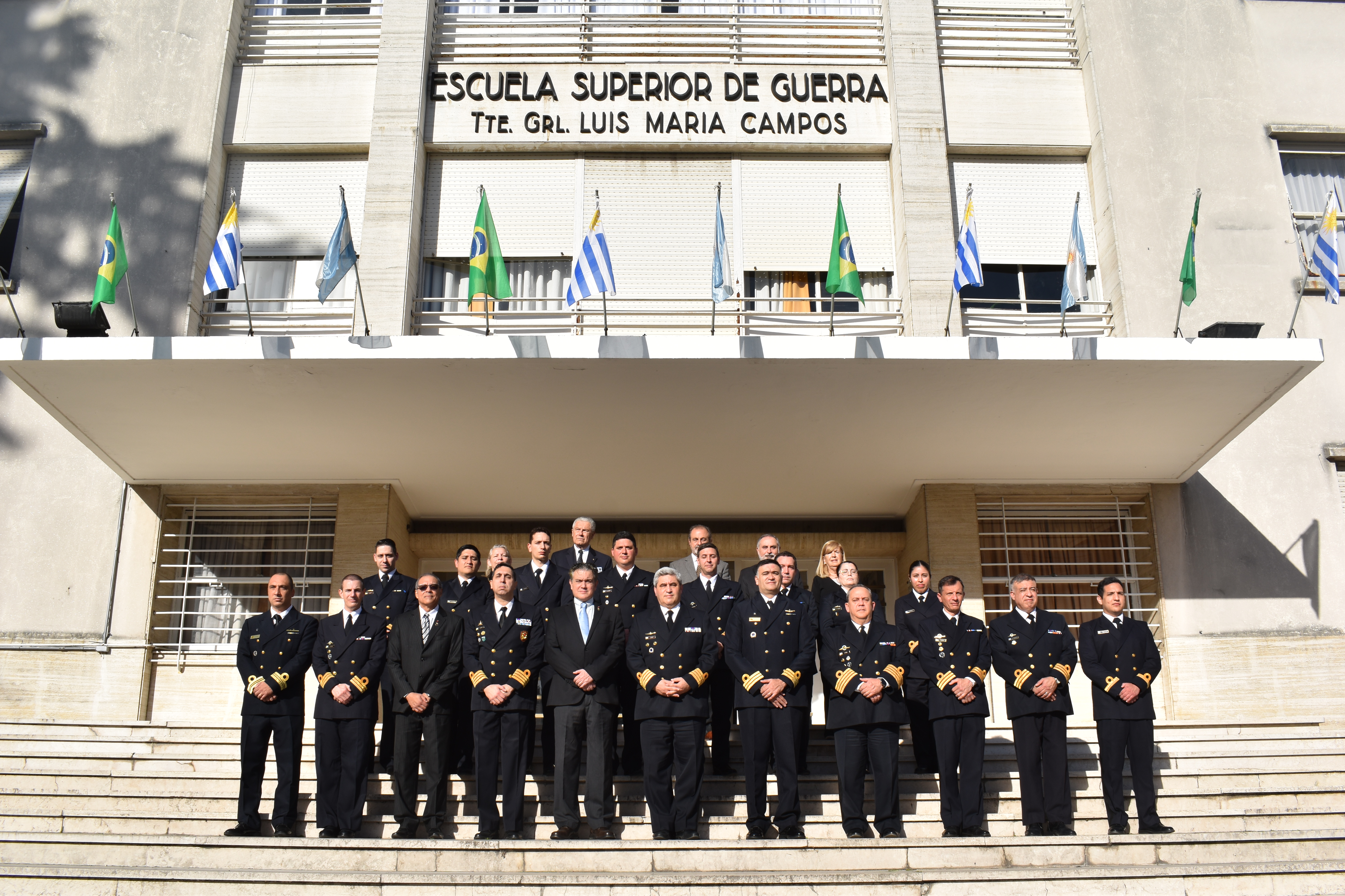 Fotografía grupal frente a la Escuela Superior de Guerra